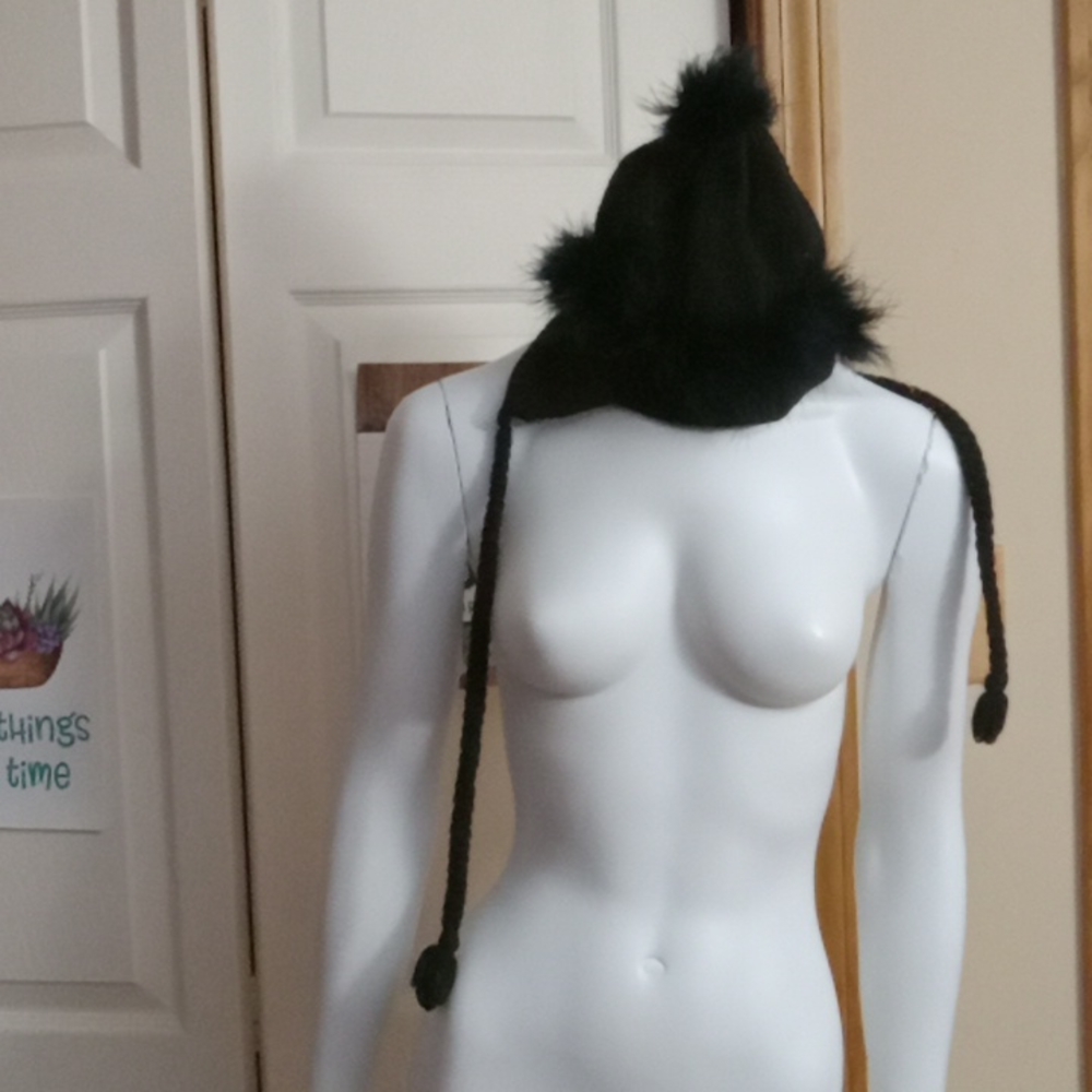 Black feathered hat - Picture 2 of 4